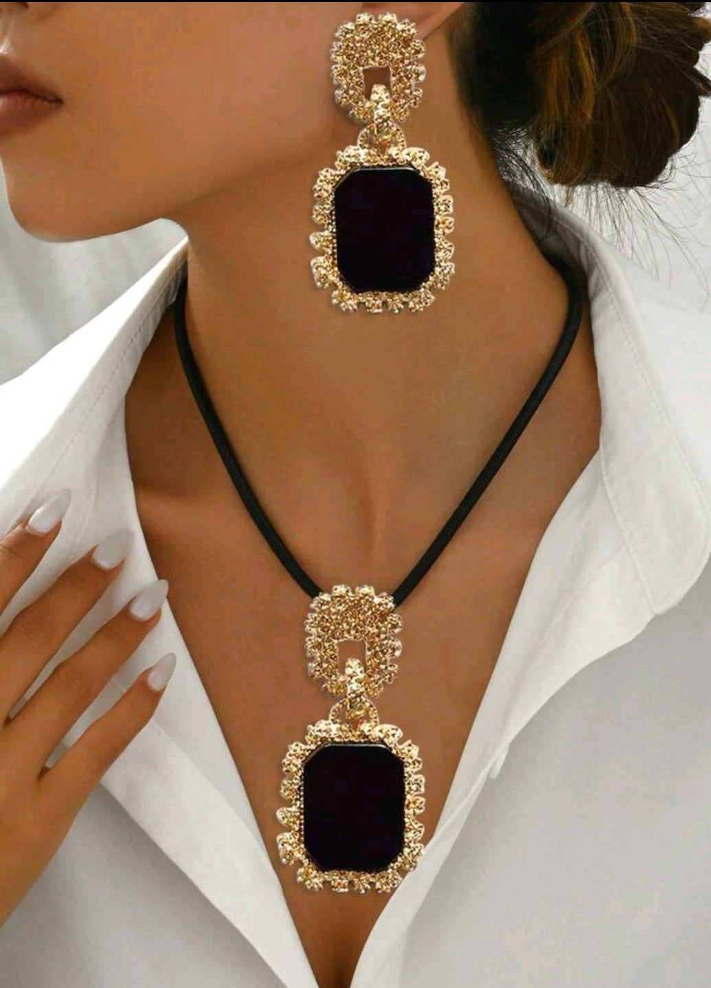 Gold and black necklace set