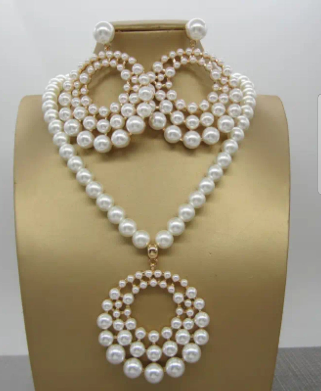 EXAGGERATED WHITE PEARL AND GOLD NECKLACE + EARRINGS