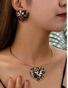 Leopard print heart choker set