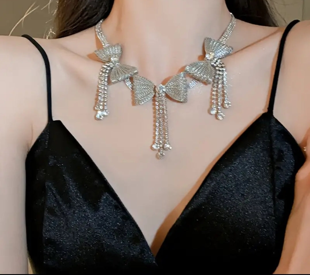 Exquisite Bow Design Shiny Rhinestone Inlaid Tassel Necklace